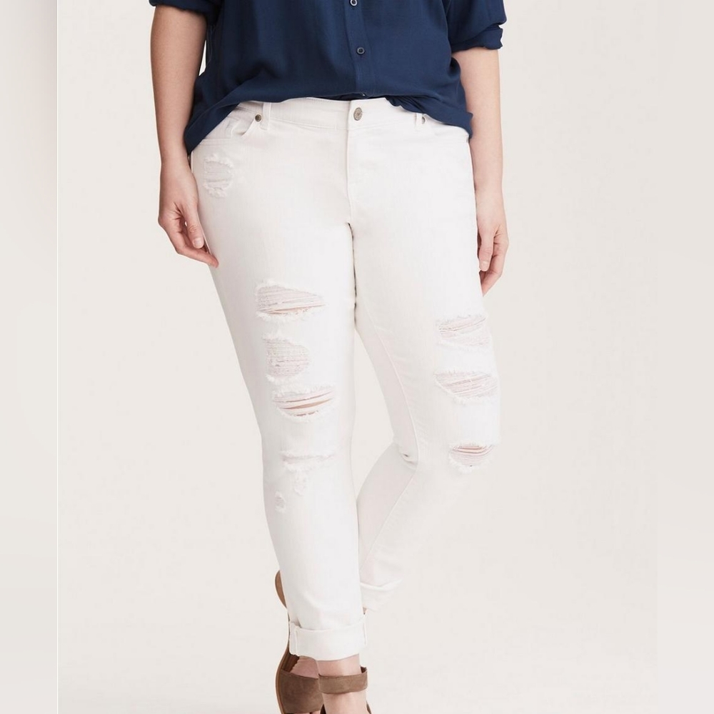 NWT Torrid boyfriend distressed jeans